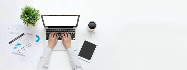 frau hände arbeiten auf computer-laptop, top-ansicht mit kopierraum. - landschaftspanorama grafiken stock-fotos und bilder