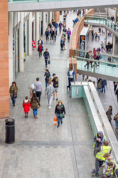persone che camminano nel centro di liverpool, regno unito - shopping mall foto e immagini stock