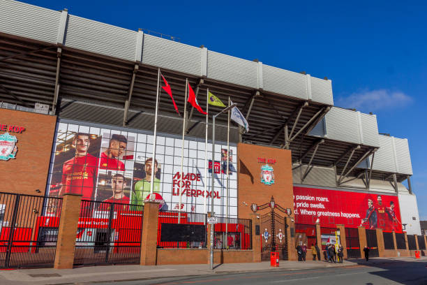 vista dello stadio anfield, liverpool, inghilterra - liverpool stadium built structure building exterior foto e immagini stock