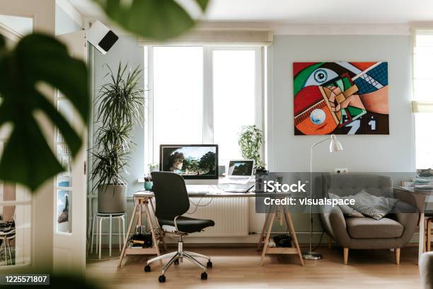 Thuisstudio Stockfoto en meer beelden van Kantoorkamer - Kantoorkamer, Thuis werken, Huiselijk leven