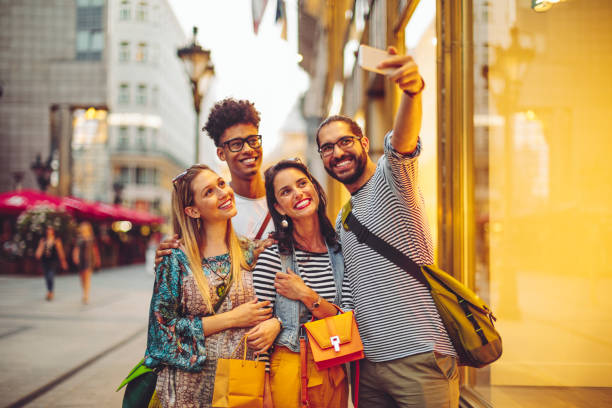 shopping estivo - starbucks women walking restaurant foto e immagini stock