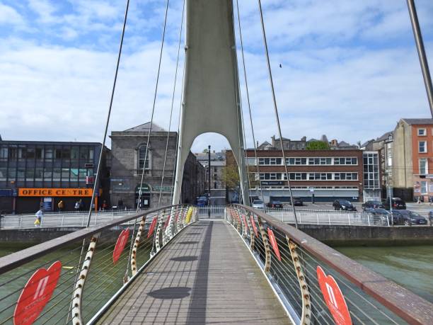 puente peatonal drogheda - railroad crossing bridge river nautical vessel fotografías e imágenes de stock