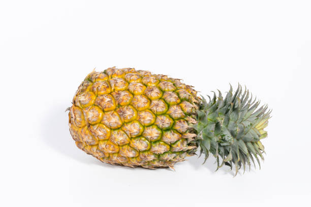 fruta de piña fresca entera sobre fondo blanco, máscara de recorte - pineapple sour taste full tropical climate fotografías e imágenes de stock