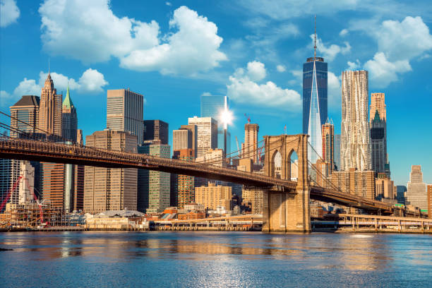 скайлайн в центре нью-йорка, бруклинский мост и манхэттен на раннее утро солнечный свет - new york стоковые фото и изображения