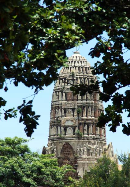 prang central, uma torre alta como uma torre, geralmente ricamente esculpida, do templo wat ratchaburana. - ratchaburana - fotografias e filmes do acervo
