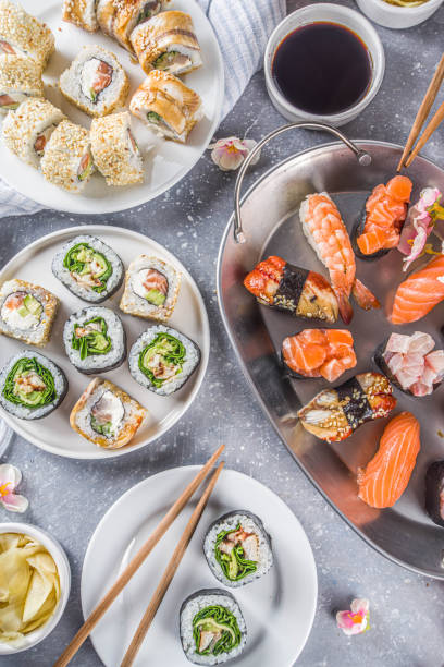 grand ensemble de sushi - susi photos et images de collection