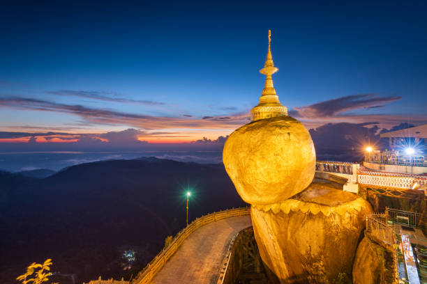 золотая скала горы кяиктийо, мьянма. - burmese culture myanmar pagoda dusk стоковые фото и изображения