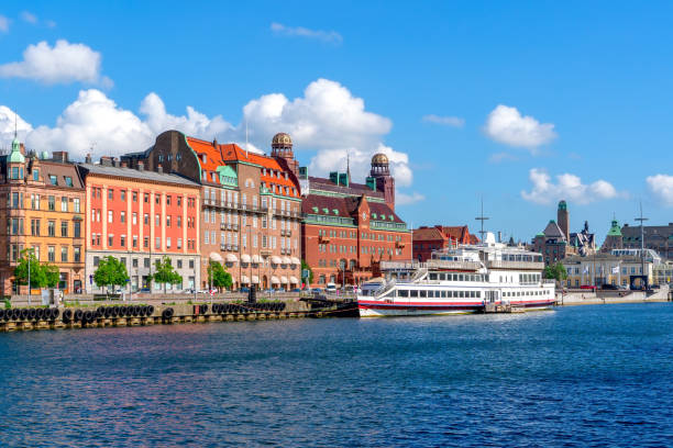 prachtig stadsbeeld van malmö zweden, kanaal in het stadscentrum - malmö stockfoto's en -beelden