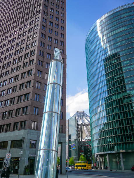 budynek wieży kolejowej na placu poczdamskim, berlin, niemcy - berlin germany skyline germany central berlin zdjęcia i obrazy z banku zdjęć