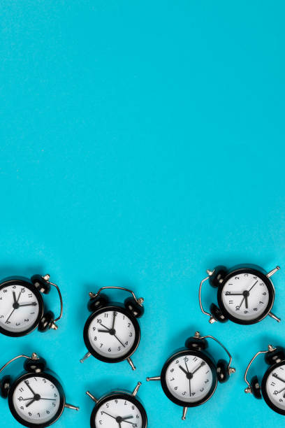 horloges sur le fond rose - deadline time clock urgency photos et images de collection