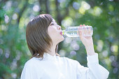 アジアの若い女性飲料水