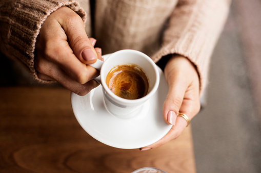 Taza de café, manos de la señora sosteniendo la taza de café, mujer sosteniendo una taza blanca, Espresso en taza blanca photo