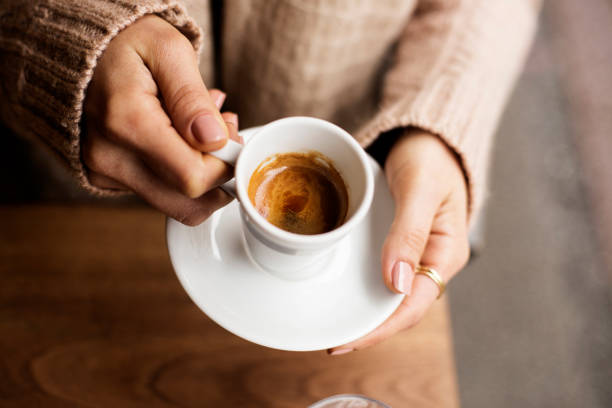 tazza di caffè, mani della signora che tiene tazza di caffè, donna in possesso di una tazza bianca, espresso in tazza bianca - coffee foto e immagini stock