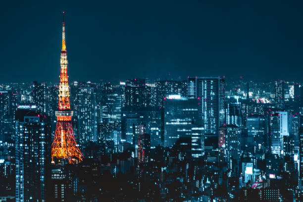 tóquio, japão - 16 de novembro de 2019: vista do horizonte da cidade de tóquio e edifício de negócios de escritórios no centro do centro com a torre de tóquio à noite no japão. turismo asiático, vida na cidade moderna, ou conceito de finanças em - hamamatsucho - fotografias e filmes do acervo