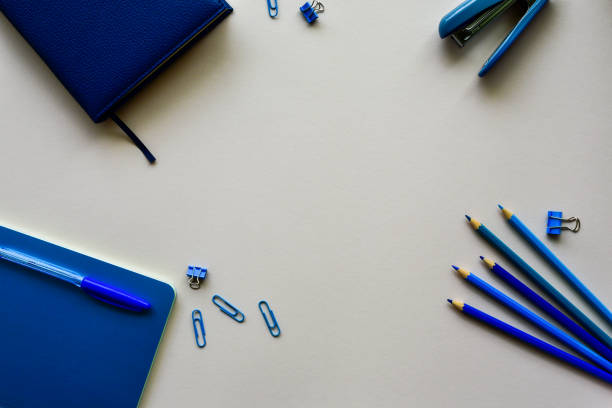 cancelleria in blu e le sue sfumature su sfondo bianco. vista dall'alto. copiare lo spazio. - paper clip clip paper office foto e immagini stock