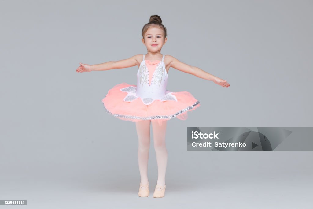 Carino Adorabile Ballerina Bambina In Rosa Tutu Danza Pratica Danza Danza -  Fotografie stock e altre immagini di Bambino di età prescolare - iStock