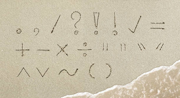 marque de ponctuation manuscrite dans le sable sur la plage - stop mot anglais photos et images de collection