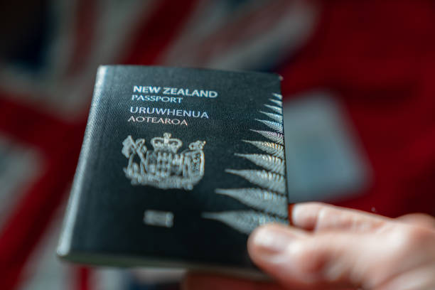 nouvelle-zélande passort - new zealand flag photos photos et images de collection
