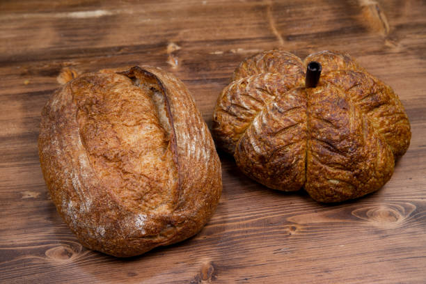 pão sourdough caseiro em fundo de madeira - close up table brown dieting - fotografias e filmes do acervo