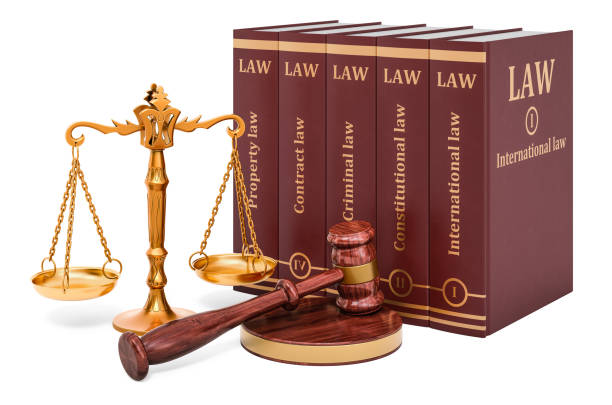 scales of justice mit holz-gavel und law books, 3d-rendering isoliert auf weißem hintergrund - scales of justice weight scale law gavel stock-fotos und bilder