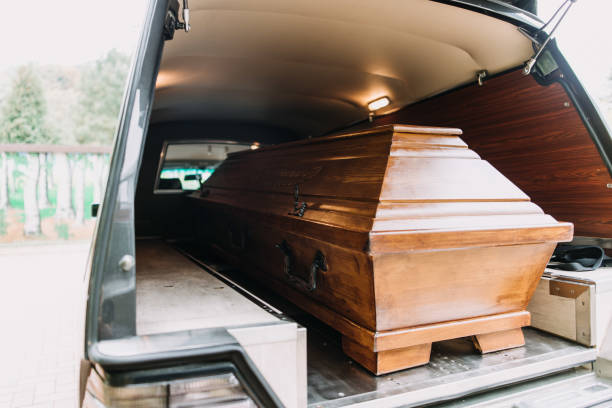 foto eines sargwagens bei einer beerdigung - dead animal fotos stock-fotos und bilder