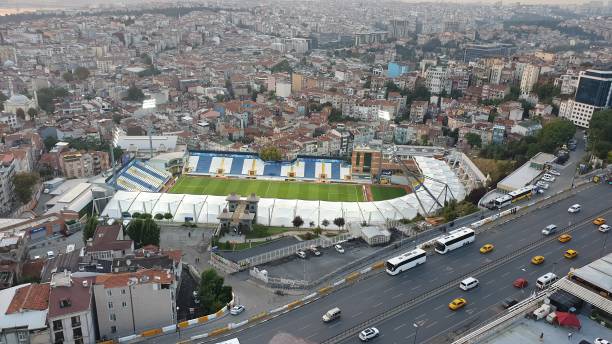 stade recep tayyip erdogan dans le district de kasimpasa, istanbul, turquie - soccer field sports team major league soccer playing field photos et images de collection