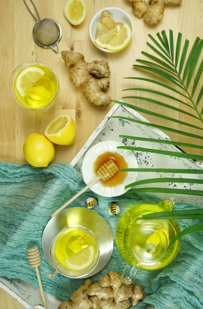 té de jengibre servido con limón y miel. - ginger tea cup cold and flu tea fotografías e imágenes de stock
