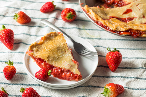 süße hausgemachte erdbeere rhabarber pie - strawberry tart stock-fotos und bilder