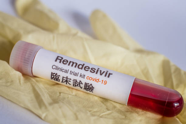 tubo de ensaio com uma pequena quantidade de sangue para análise de laboratório contra o cóvidio-19 - remdesivir fotografias e imagens de estoque