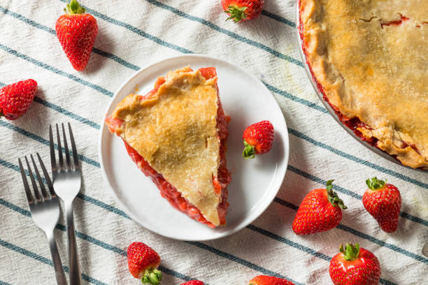 сладкий домашний клубничный пирог из ревеня - strawberry tart стоковые фото и изображения