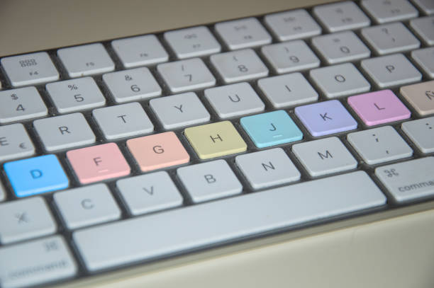 chaves de computador com múltiplas cores de luz - teclado de máquina de escrever - fotografias e filmes do acervo