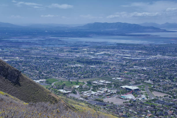 Provo Landscape and Utah Lake views from the Bonneville Shoreline Trail (BST) and the Y trail, which follows the eastern shoreline of ancient Lake Bonneville, now the Great Salt Lake, along the Wasatch Front Rocky Mountains. USA las vistas de provo landscape y utah lake desde el bonneville shoreline trail (bst) y el sendero y, que sigue la costa oriental del antiguo lago bonneville, ahora el gran lago salado, a lo largo de las montañas rocosas wasatch front. e.e.u.u