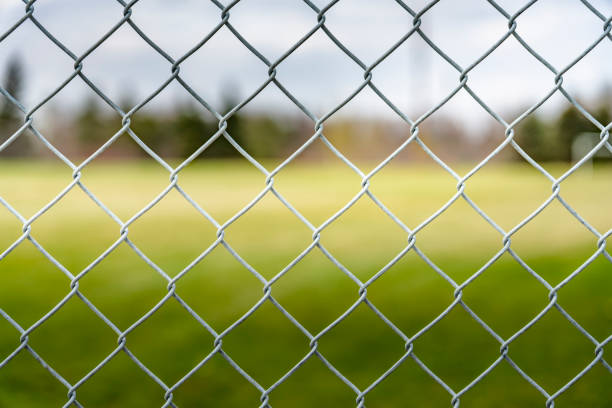 recinzione a catena - topics barbed wire fence chainlink fence foto e immagini stock