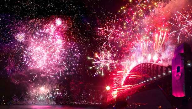 el puente del puerto de sídney en el espectáculo anual de fuegos artificiales de nochevieja de 2020 - sydney opera house sydney harbor opera house bright fotografías e imágenes de stock