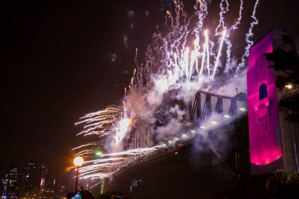 сидней харбор-бридж в 2020 году ежегодный новый год фейерверк добро пожаловать показать - sydney opera house sydney harbor opera house bright стоковые фото и изображения