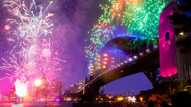 мост харбор-бридж в сиднее в 2020 году ежегодный новогодний фейерверк добро пожаловать показать - sydney opera house sydney harbor opera house bright стоковые фото и изображения