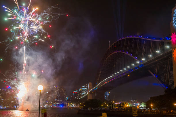 2020年の大晦日花火歓迎ショーでシドニーのハーバーブリッジ - reflection new years day new years eve new year ストックフォトと画像