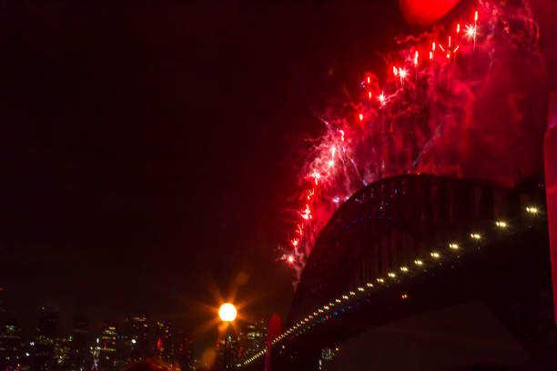 сидней харбор-бридж в 2020 году ежегодный новый год фейерверк добро пожаловать показать - sydney opera house sydney harbor opera house bright стоковые фото и изображения