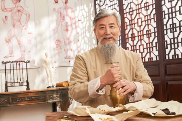 A velha moagem da medicina à base de ervas chinesas da medicina tradicional chinesa - foto de acervo