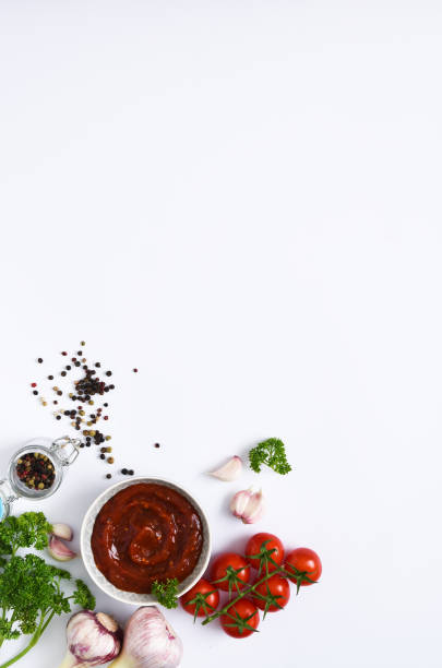 sos pomidorowy z przyprawami i świerzbem na białym talerzu. układ - tomato sauce tomato spinach soup zdjęcia i obrazy z banku zdjęć