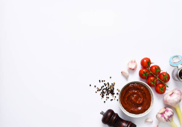 흰 접시에 향신료와 옴을 곁들인 토마토 소스. 레이아웃 - tomato sauce tomato spinach soup 뉴스 사진 이미지
