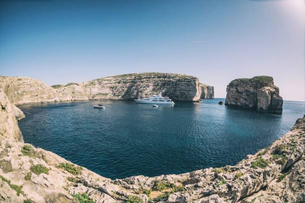 azure window dwejra ventana la isla de gozo en malta bahía dwejra cerca del mar interior y fungus rock - gozo malta natural arch natural phenomenon fotografías e imágenes de stock