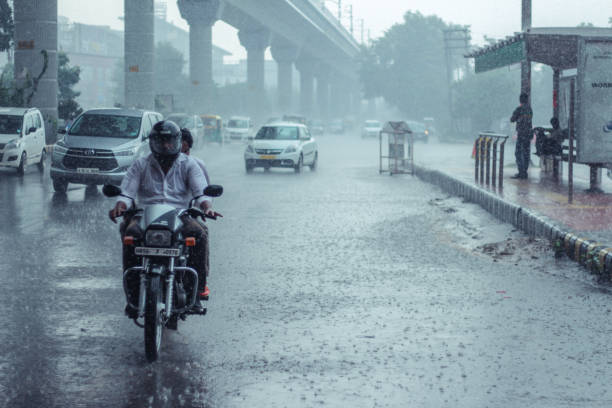 new delhi, delhi/ inde- 19 mai 2020: véhicules sur la route quand ir plu à delhi, la mousson arrive à delhi. - thunderstorm lightning storm monsoon photos et images de collection