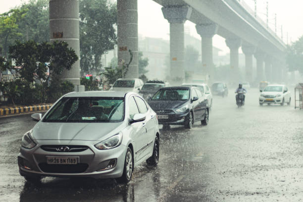 new delhi, delhi/ inde- 19 mai 2020: véhicules sur la route quand ir plu à delhi, la mousson arrive à delhi. - thunderstorm lightning storm monsoon photos et images de collection