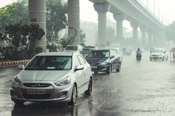 new delhi, delhi/ indie- 19 maja 2020: pojazdy na drodze, gdy ir padał deszcz w delhi, monsun przybywa do delhi. - thunderstorm lightning storm monsoon zdjęcia i obrazy z banku zdjęć