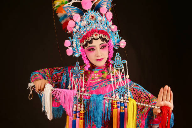 ステージで演奏する1人の北京オペラ女優 - beijing opera ストックフォトと画像