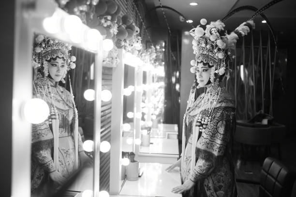 メイクで一人の中国のオペラ女優 - beijing opera ストックフォトと画像