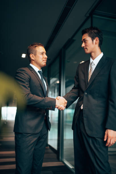 biznesmen meet-up uścisk dłoni - handshake respect japan business zdjęcia i obrazy z banku zdjęć