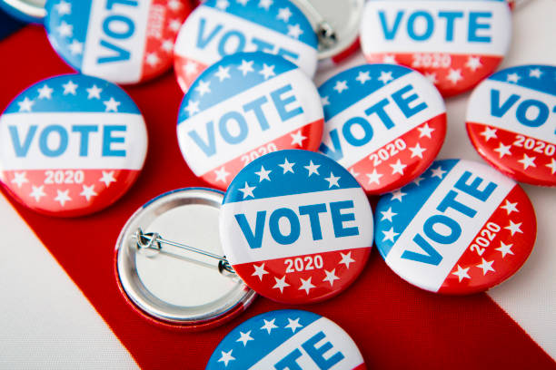 vari pulsanti per le elezioni presidenziali sulla bandiera americana - voting election badge straight pin foto e immagini stock