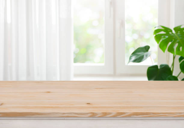tablero de mesa de madera para la visualización del producto sobre la ventana con cortinas borrosas - alféizar de la ventana fotografías e imágenes de stock